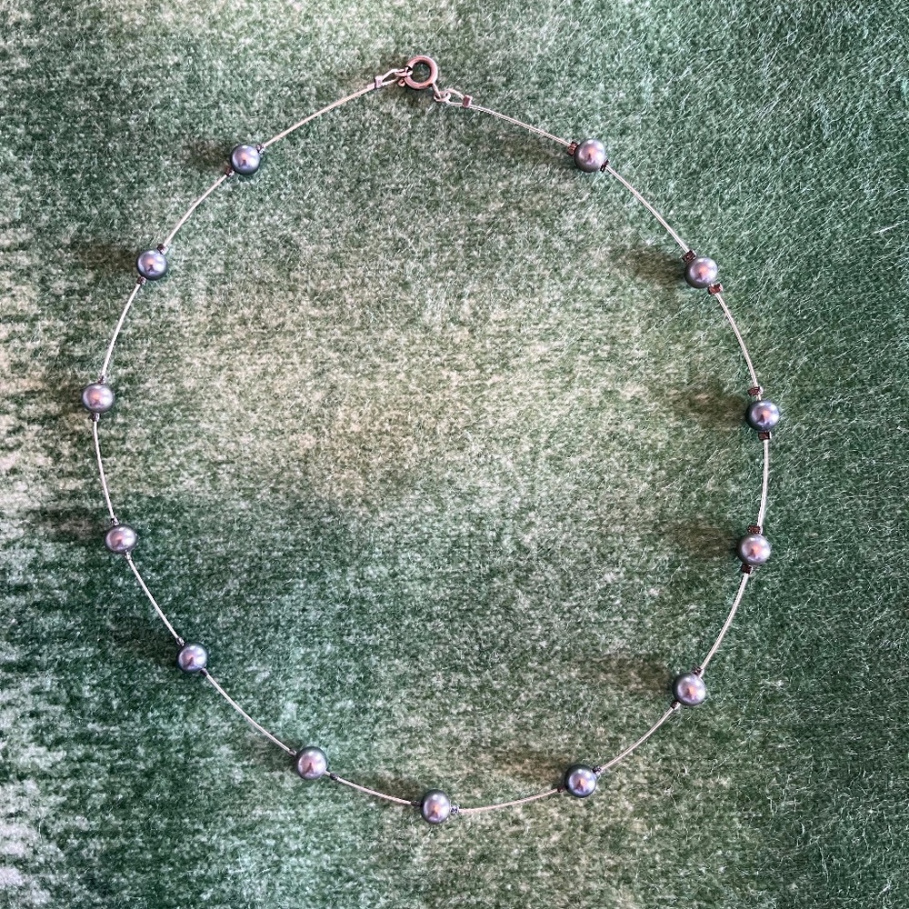 Gray pearl choker